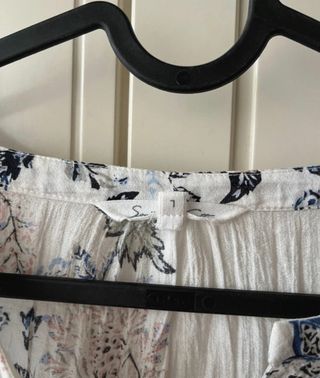 Blusa blanca estampada flores