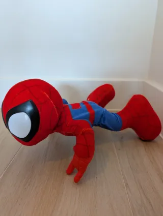 Muñeco Spiderman interactivo y peluche Bob Esponja