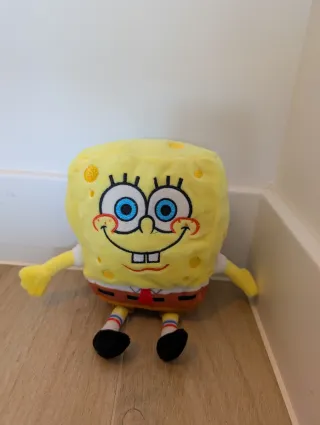 Muñeco Spiderman interactivo y peluche Bob Esponja