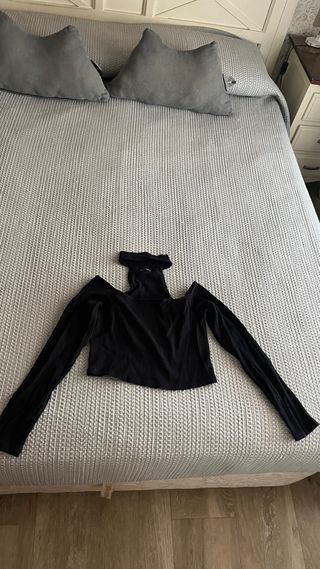 Top manga larga cuello halter negro