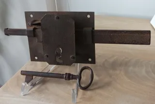 Antigua cerradura con su llave principios siglo XX