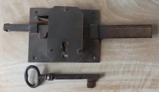 Antigua cerradura con su llave principios siglo XX