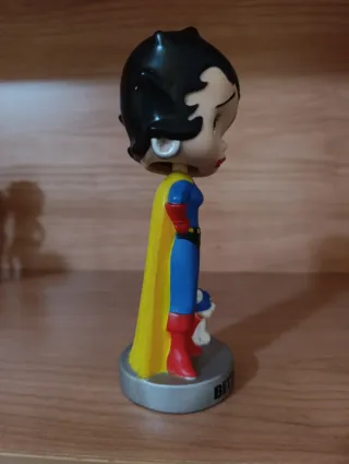 Statuina di Betty boop supermen.