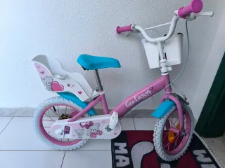 Bicicleta infantil rosa con cesta