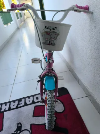 Bicicleta infantil rosa con cesta