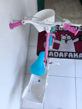 Bicicleta infantil rosa con cesta