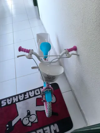 Bicicleta infantil rosa con cesta