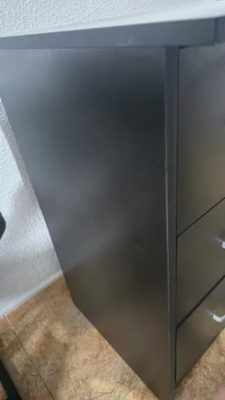 Escritorio de oficina negro con cajones