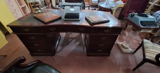 Escritorio antiguo de madera y cuero