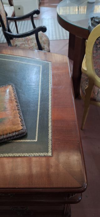 Escritorio antiguo de madera y cuero