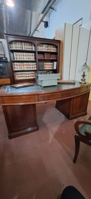 Escritorio antiguo de madera y cuero