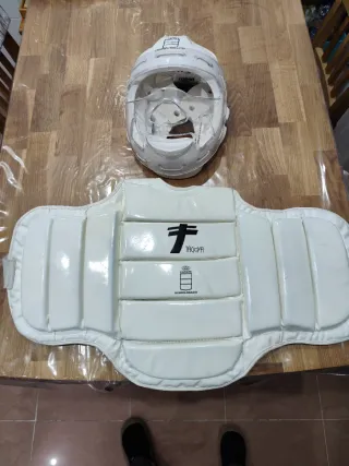 Peto y Casco Karate Blanco