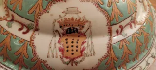 Sopera de porcelana con escudo con tapa