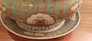 Sopera de porcelana con escudo con tapa