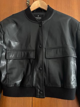 Chaqueta bolera negra efecto piel