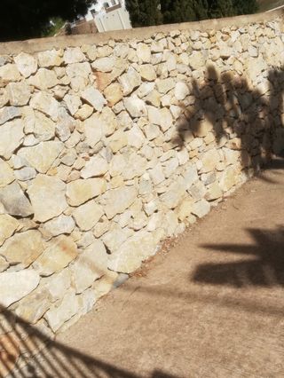 Muros de piedra natural y mampostería