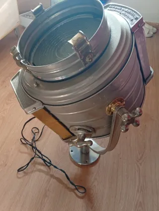 Foco de luz antiguo metálico