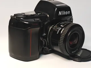 Nikon F90 + Obiettivo 35mm F2