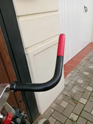 Protector de manillar rojo y negro