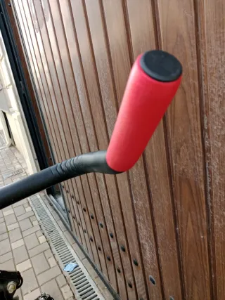 Protector de manillar rojo y negro