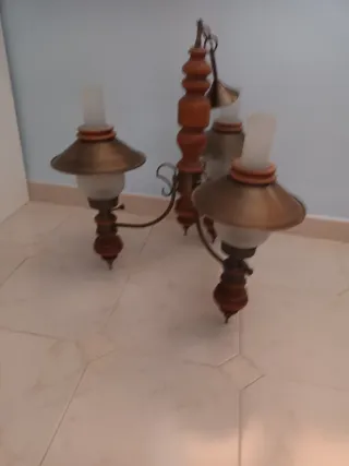 Lámpara de techo estilo provenzal, madera y metal.