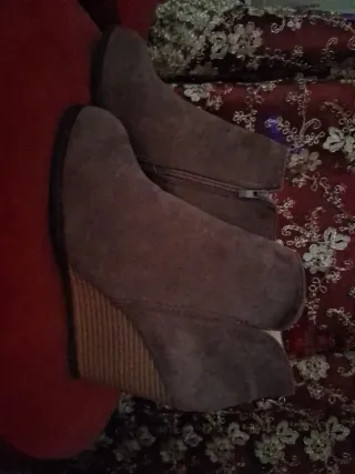 Botas marrones de plataforma plana alta talla 41.