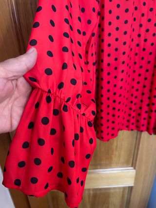 Blusa fluida lunares roja talla 52.