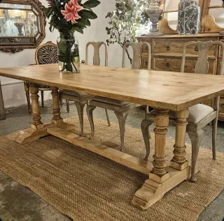 Mesa de comedor de madera rústica