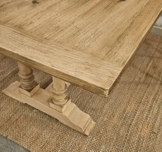 Mesa de comedor de madera rústica