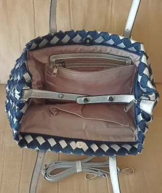 Bolso Tote trenzado denim y plata.