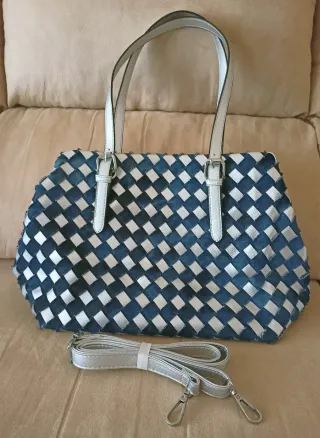 Bolso Tote trenzado denim y plata.