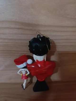Due decorazioni natalizie di Betty boop.