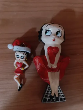 Due decorazioni natalizie di Betty boop.