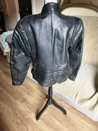 Cazadora cuero metalera hombre. Yo mido 1'70