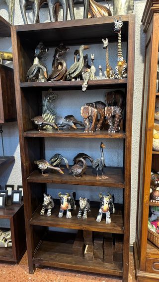 Estantería de madera oscura