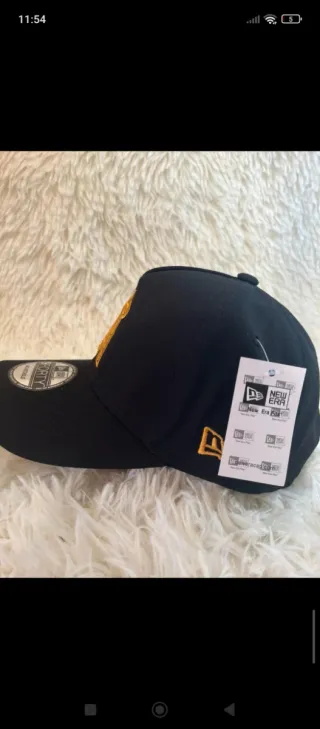 Gorra New Era 9FORTY Angeles Negra Dorada