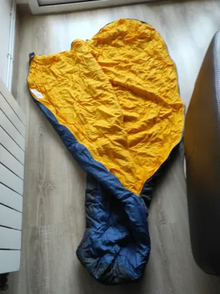 Saco de dormir azul. Marca quechua.