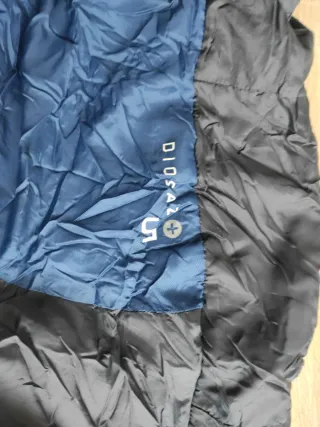 Saco de dormir azul. Marca quechua.