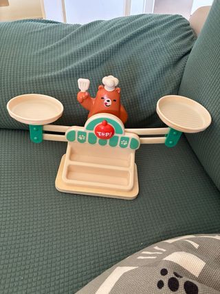 Balanza de juguete con oso chef