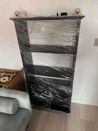 Estantería librería negra con detalles dorados