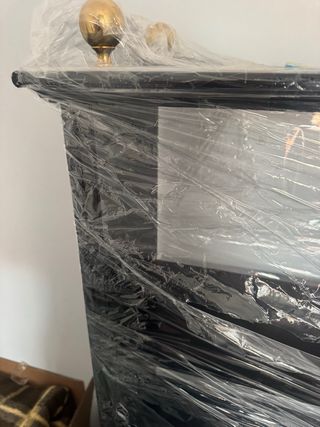 Estantería librería negra con detalles dorados