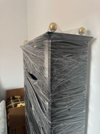 Estantería librería negra con detalles dorados