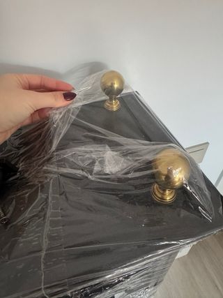 Estantería librería negra con detalles dorados