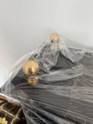 Estantería librería negra con detalles dorados