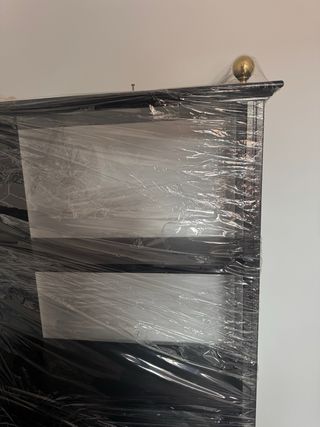 Estantería librería negra con detalles dorados