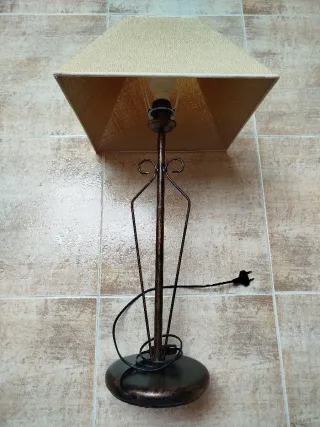 Lámpara de mesa grande tela y metal