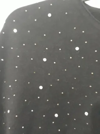 Capa negra con pedrería