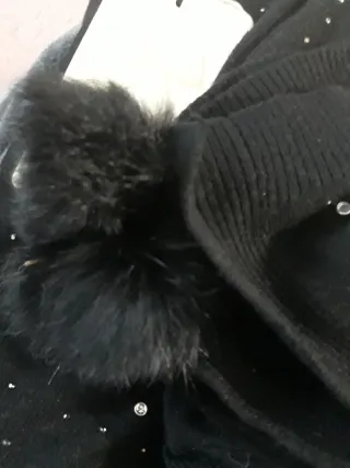 Capa negra con pedrería