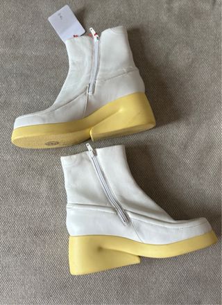 Botines Camper blancos y amarillos