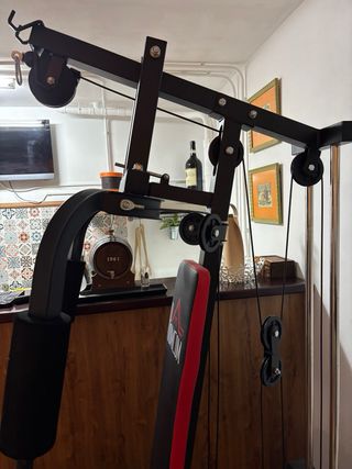 Máquina de gimnasio con poleas